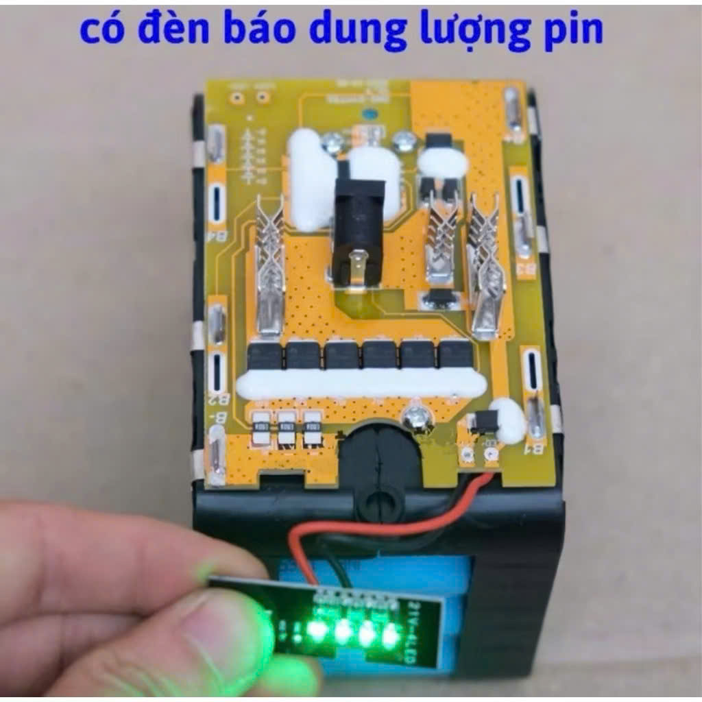 Không còn cảnh đang làm việc mà pin hết đột ngột! Pin 20 Cell Makita 21V được trang bị đèn báo pin hiển thị mức năng lượng còn lại
